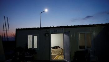 منزل مؤقت لناجين من زلزال تركيا (رويترز)