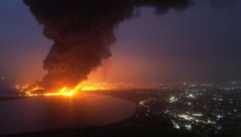 اندلاع حريق عقب قصف إسرائيلي في ميناء الحديدة - 20- 7- 2024 رويترز