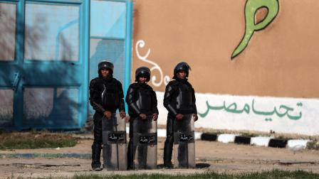 رجال شرطة يقفون لحراسة سجن برج العرب، 20 نوفمبر 2019 (فرانس برس)