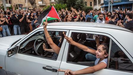 بعض المشاركين في هبة الكرامة بحيفا بالداخل الفلسطيني، 18 مايو 2021 (Getty)