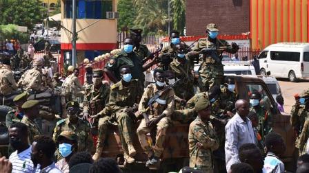 أفراد من الجيش السوداني يحمون مرافق عامة بأم درمان، 25 أكتوبر 2021 (فرانس برس)