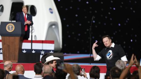 ترامب يصفق لمؤسس "سبايس إكس" إيلون ماسك بعد إطلاق صاروخ فالكون 9 من كيب كانافيرال في فلوريدا، 30 مايو 2020 (جوي رايدلي/ Getty)