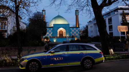 سيارة شرطة أمام المركز الإسلامي في هامبورغ، 9 نوفمبر 2022 (Getty)