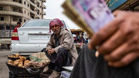 تاجر بسوق في الرقة، 14 مارس 2023 (دليل سليمان/ فرانس برس)