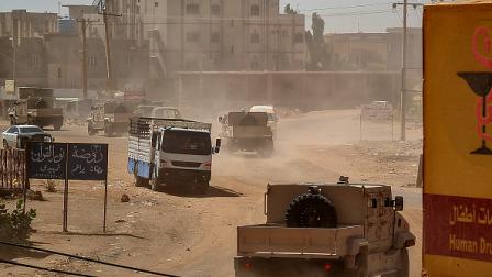 مركبات مدرعة تابعة للجيش السوداني في أحد شوارع الخرطوم 26 يونيو 2023 (Getty)