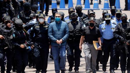 مشاهد لاقتياد رئيس هندوراس من قبل الأمن ، 21 إبريل 2022 (Getty)