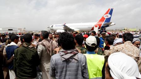 انتظار وصول أسرى يمنيين لمطار صنعاء، 15 إبريل 2023 (فرانس برس)