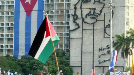 علم فلسطين خلال الاحتفال بيوم العمال في ساحة الثورة هافانا كوبا 1 مايو 2002 (خورخي ري/Getty)