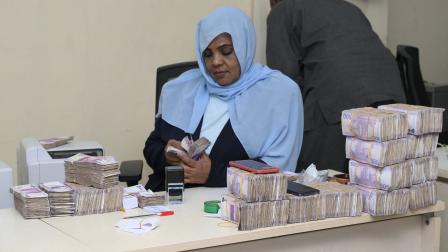 احتساب أوراق نقدية في البنك المركزي، بورتسودان، 23 يوليو 2023 (فرانس برس)