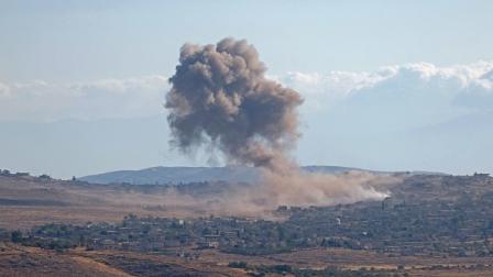 دخان يتصاعد إثر غارة روسية على إدلب / 26 أغسطس 2023 (Getty)