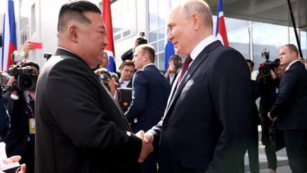 بوتين يصافح زعيم كوريا الشمالية كيم جونغ أون، روسيا 13 سبتمبر 2023 (Getty)