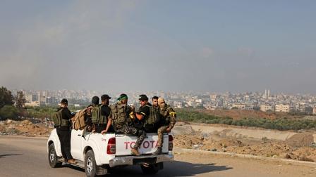 مقاتلون من كتائب القسام قرب معبر بيت حانون، 7 أكتوبر 2023 فرانس برس