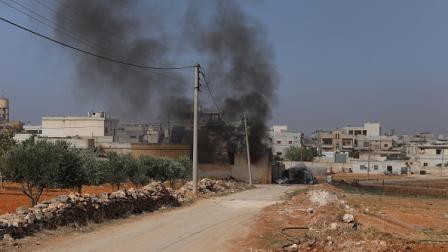 دخان متصاعد نتيجة قصف من قبل النظام السوري، إدلب 7 أكتوبر 2023 (إبراهيم خطيب/الأناضول)