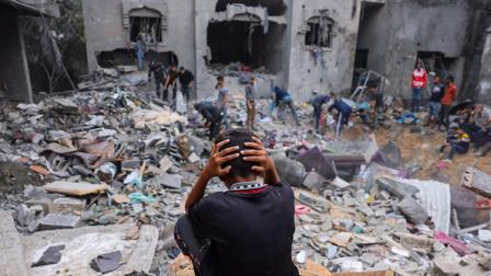 طفل فلسطيني وسط الدمار بعد قصف إسرائيلي لرفح، 12 نوفمبر 2023 (فرانس برس)