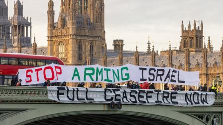 لافتة تطالب بوقف بيع الأسلحة البريطانية لإسرائيل، لندن 29 نوفمبر 2023 (ماك كيريسون/Getty)