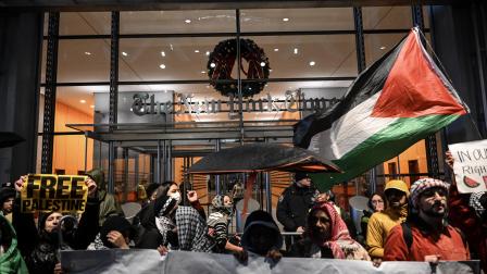 مظاهرة في نيويورك أمام مقر صحيفة ذا نيويورك تايمز احتجاجا على تغطيتها للعدوان الإسرائيلي على غزة، 1 ديسمبر 2023 (فاتح أكطاش/ الأناضول)