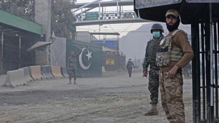 شرطة الحدود الباكستانية عند معبر تورخام الحدودي بين أفغانستان وباكستان، 6 ديسمبر 2023(Getty)