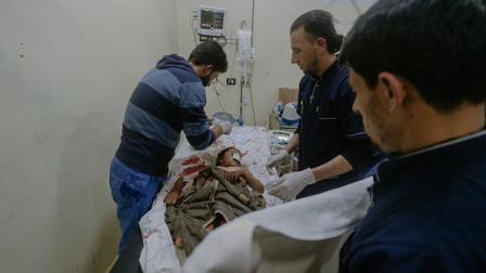 طبيب يعالج طفلاً جريحا جراء قصف على إدلب في 9 ديسمبر 2023 (Getty)