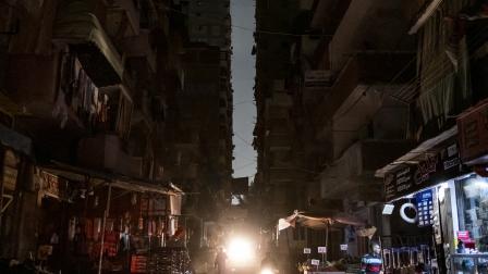 شارع مظلم أثناء انقطاع الكهرباء في حي فلمنغ بالإسكندرية، 25 نوفمبر 2023 (أمير مكار/ فرانس برس)