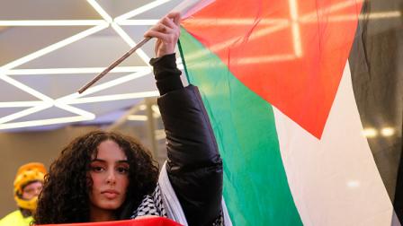 متضامنة مع فلسطين أمام محطة بنسلفانيا في نيويورك، 18 ديسمبر 2023 (مايكل إم سانتياغو/Getty)
