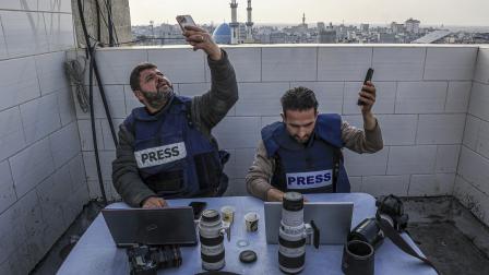 الصحافيون الفلسطينيون يحاولون الاتصال بالإنترنت في رفح، 27 ديسمبر 2023 (سعيد خطيب/Getty)