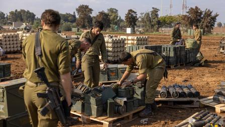 جنود إسرائيليون يجمعون ذخيرة قرب حدود غزة، 2 سناير 2024 (Getty)