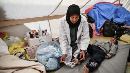 خيام النازحين في غزة أصبحت مستشفيات ومراكز إيواء، 9 يناير 2024 (الأناضول)