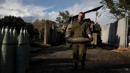 جندي إسرائيلي يحمل قذيفة قرب الحدود مع لبنان 11 يناير 2024 (Getty)