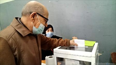 عملية التصويت في الانتخابات الجزائرية (العربي الجديد)