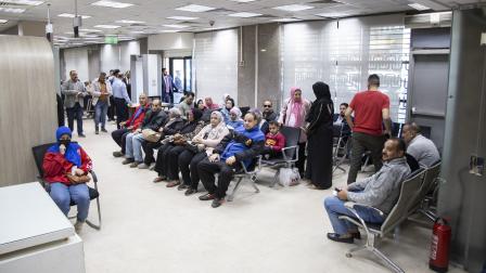 مواطنون يشترون شهادات ادخار من بنك مصر/ 3 أبريل 2023،(محمود الخواص/Getty)