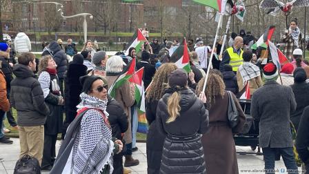احتجاج شبابي أمام مدخل برلمان الدنمارك تأييداً لفلسطين اليوم (العربي الجديد)