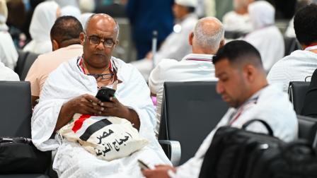 حجاج مصريون في مطار القاهرة في 3 يونيو 2024 (سيد حسن/ Getty)