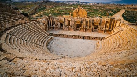 المسرح الجنوبي في مدينة جرش الأثرية التي يعود بناؤها للقرن الرابع قبل الميلاد (Getty)