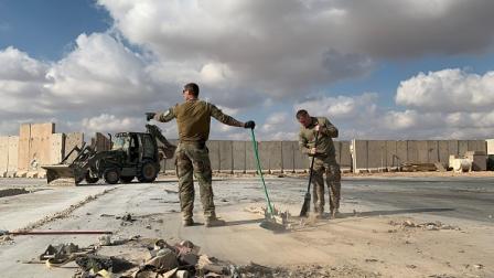 جنود أميركيون في قاعدة عين الأسد يجمعون مخلفات هجوم سابق، 13 يناير 2020 (فرانس برس)