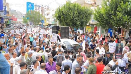 متظاهرون بالآلاف في تعز اليوم دعماً لقرارات البنك المركزي (عامر الصبري)