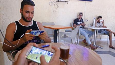 تونسيون مع هواتفهم المحمولة في سيدي بوزيد، 15 أغسطس 2019 (أنيس ميلي/ فرانس برس)