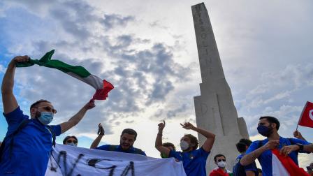مشجعون إيطاليون يحتفلون قرب نصب لذكرى موسوليني، روما - يونيو 2021 (Getty)