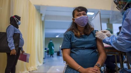 امرأة حامل تتلقى لقاحاً مضاداً لكورونا - إندونيسيا - 19 أغسطس 2021 (فرانس برس)