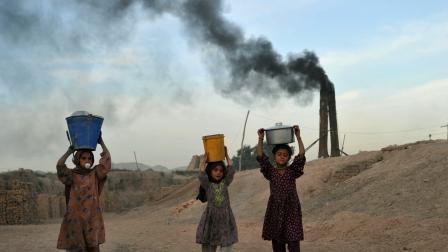 تلوث الهواء يهدد أطفال أفغانستان (نور الله شيرزاده/فرانس برس)