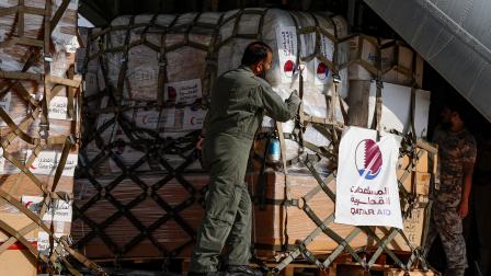 تجهيز مساعدات إنسانية لإرسالها إلى غزة في قاعدة العديد الجوية القطرية، 9 نوفمبر 2023 (كريم جعفر/ فرانس برس)