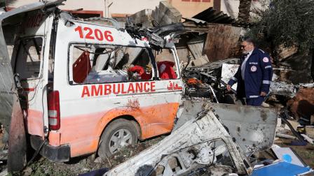 اغتيال الكوادر الحكومية في غزة سيارة إسعاف، دير البلح، 11 يناير 2024 (أشرف عمرة/الأناضول)
