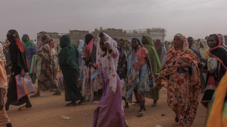 يضاعف النزوح واللجوء مخاطر العنف الجنسي (دان كيتوود/Getty)