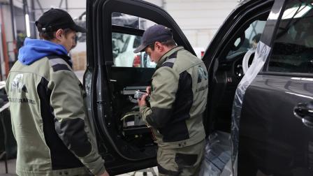 إعادة تجهيز سيارات القوات المسلحة الأوكرانية، 26 أبريل 2024 (يوري ريلشوك/ Getty)