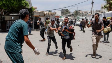 طاقم طبي وجرحى في دير البلح وسط قطاع غزة - 8 يونيو 2024 (بشار طالب/ فرانس برس)