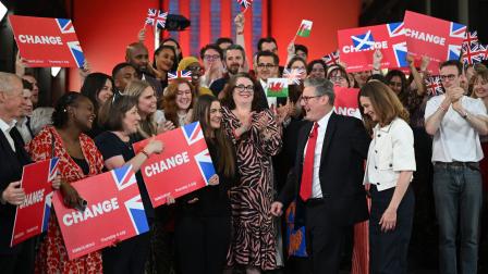 زعيم حزب العمال البريطاني كير ستارمر وزوجته في لندن، 5 يوليو 2024 (جاستن تاليس/ فرانس برس)