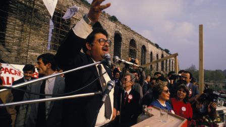 تورغوت أوزال في تجمع انتخابي عام 1983(Getty)