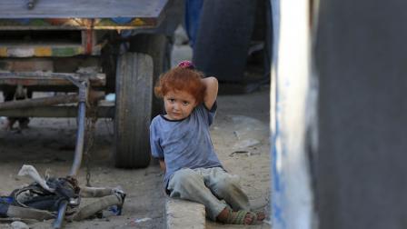 طفلة فلسطينية هربت مع عائلتها من قصف الاحتلال الإسرائيلي على دير البلح، 3 آب/ أغسطس، 2024 (Getty)