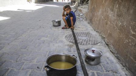 ينتظر الحصول على طعام في غزة، 29 يوليو (محمود عيسى/ الأناضول)