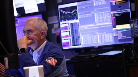 سمسار يتابع حركة الأسهم في بورصة نيويورك، 9 إبريل 2024 (Getty)