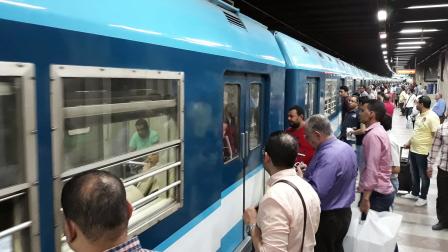 مترو الأنفاق نحو 3.5 ملايين راكب يومياً مترو مصر (خالد دسوقي/فرانس برس)